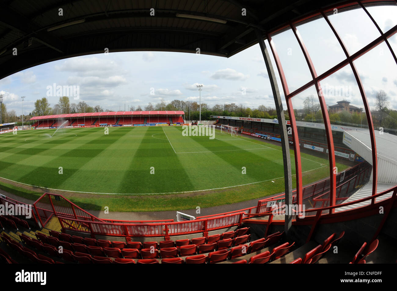 Vista interna Broadfield Stadium, casa di Crawley Town Football Club Foto Stock