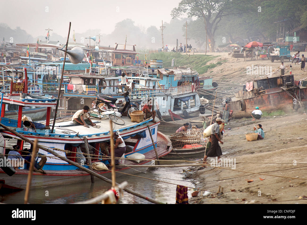 Riverside scena - imbarcazioni sul lungomare, Mandalay Birmania. Fiume Irrawaddy, Myanmar Foto Stock