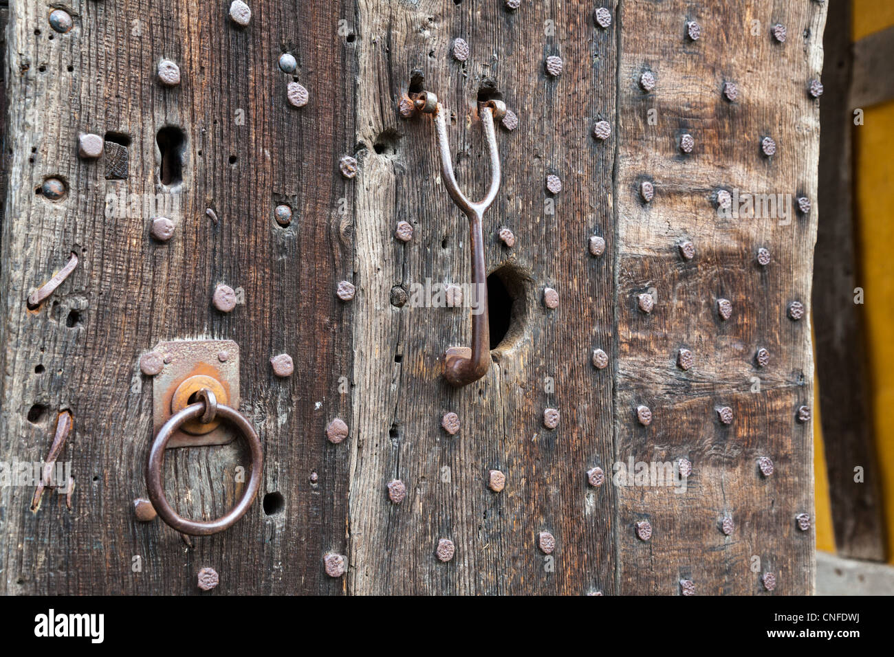 Oak costellata porta in ingresso al castello di Stokesay nello Shropshire Foto Stock