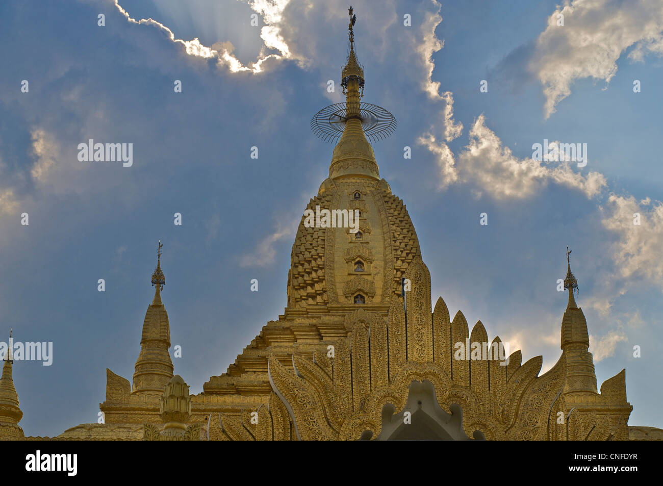 Stupa contro sky. Mahanthtoo Kanthat Pagoda, Pyin Oo Lwin, Birmania Foto Stock