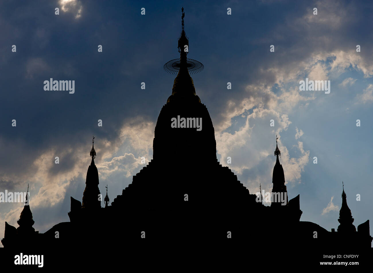 Mahanthtoo Kanthat Pagoda, Pyin Oo Lwin, Birmania. Silhouette di stupa contro sky Foto Stock