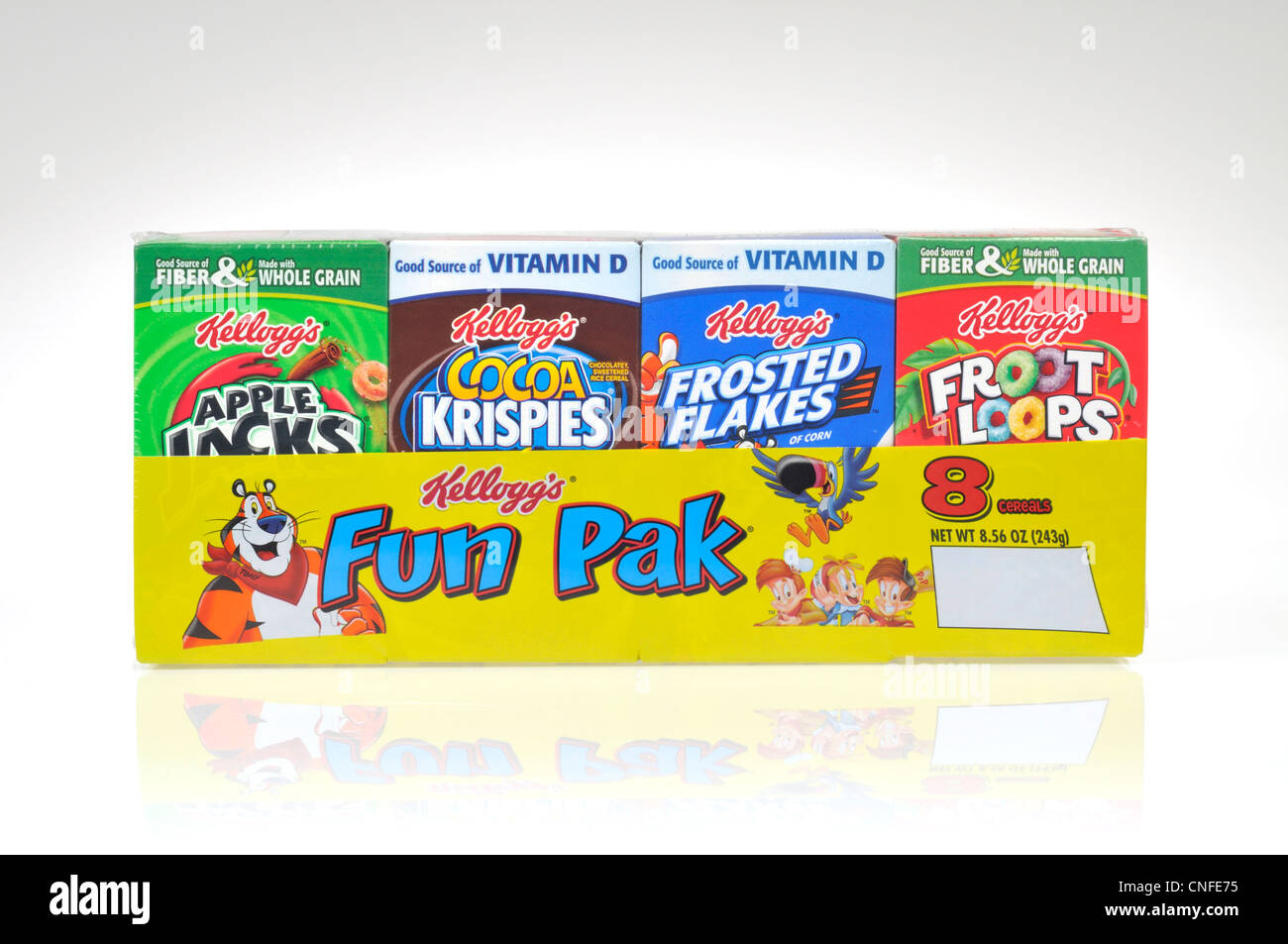 Multi-pack di Kellogg's scatole di cereali su sfondo bianco, ritaglio. Foto Stock