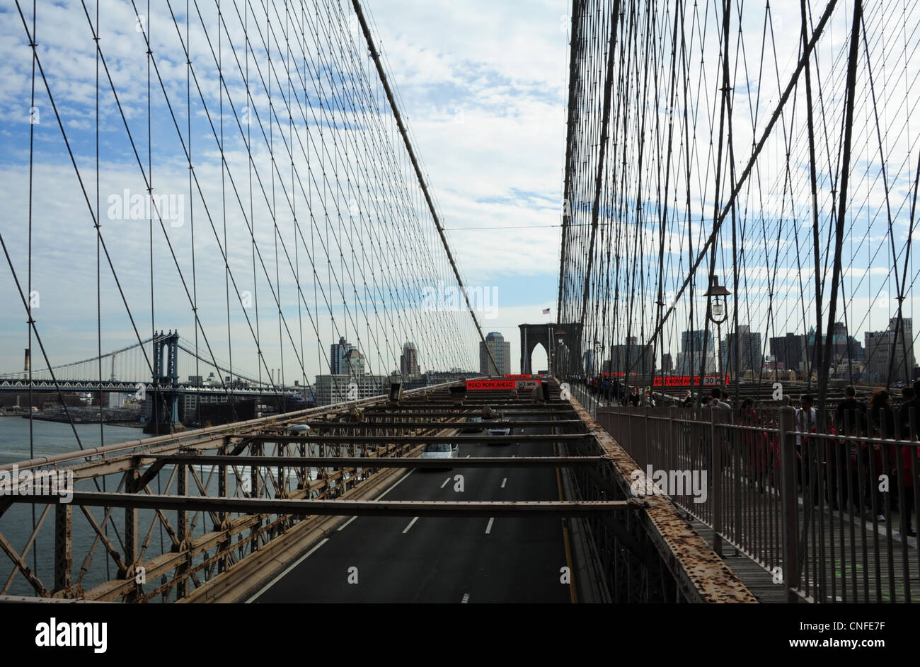 Vista, in East River verso Brooklyn, 3-lane carreggiata, traliccio metallico, persone pedonale, il Ponte di Brooklyn, New York City Foto Stock