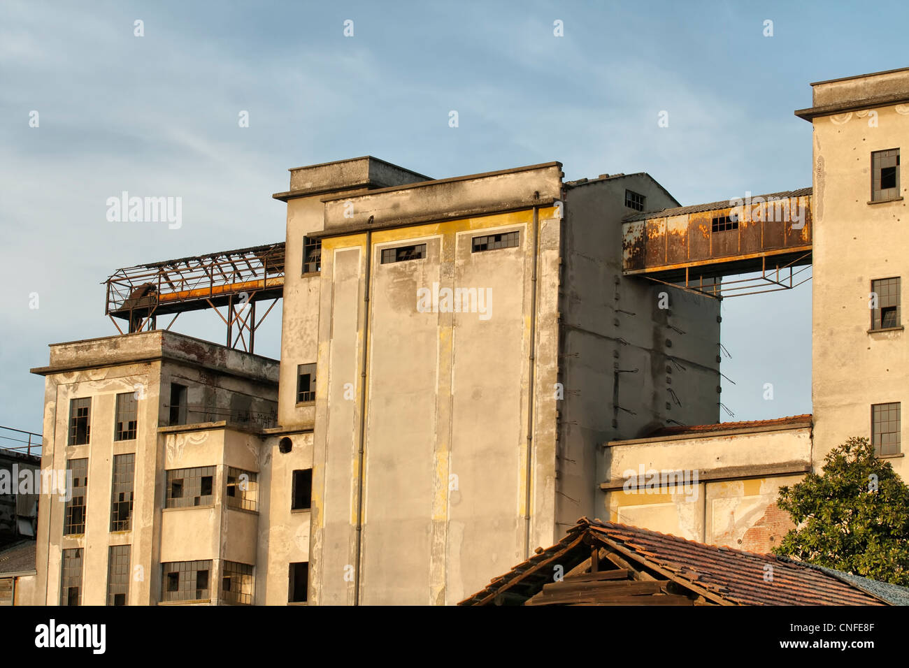 Abbandonato edificio industriale a Cressa, Italia Foto Stock