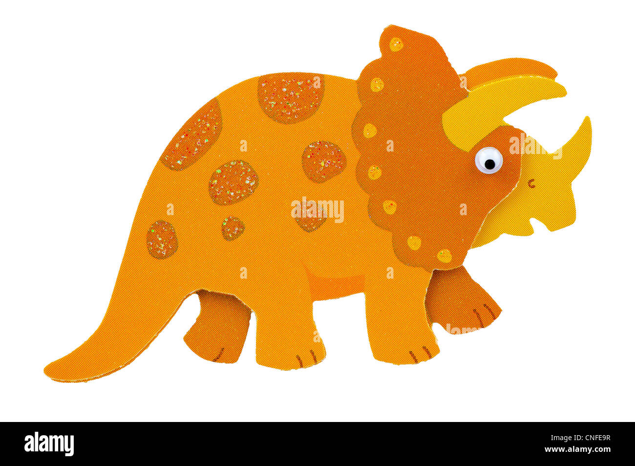 Close up di un divertente, arancio e giallo triceratops dinosauro con googly occhi su sfondo bianco Foto Stock