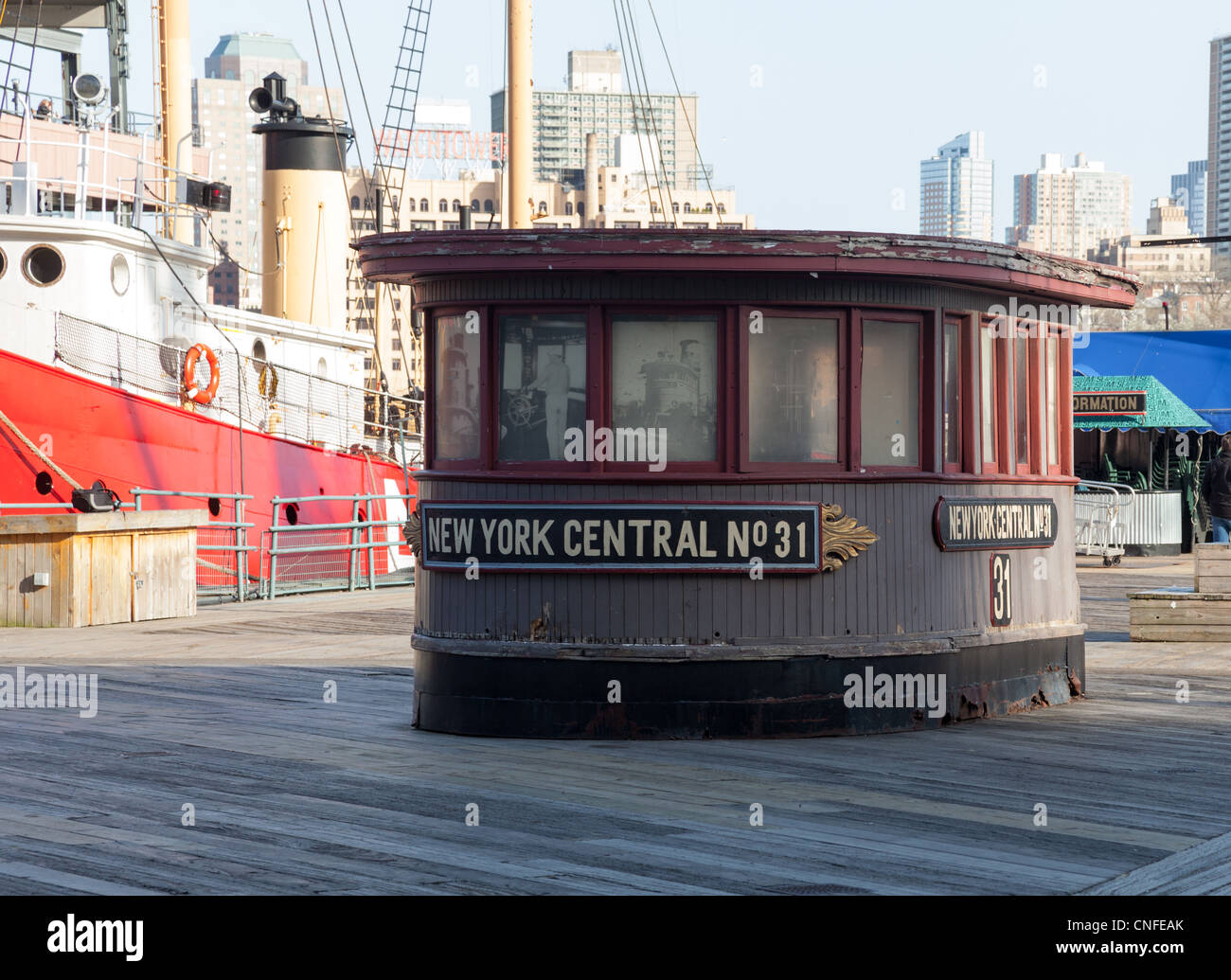 Vecchio edificio di Pier 17 sul fiume a Manhattan NYC Foto Stock