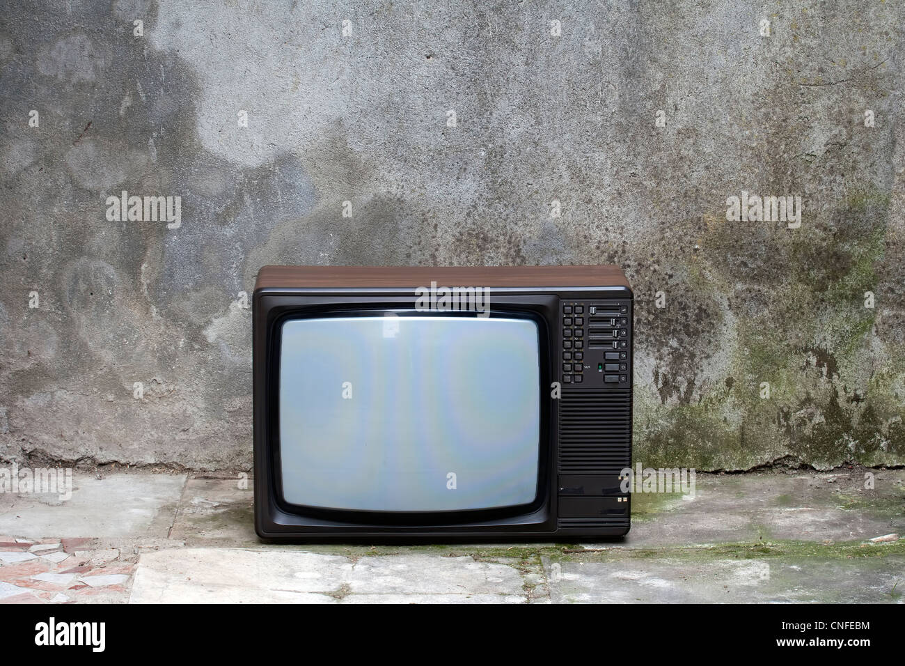 Vecchia televisione retrò in uno squallido interno Foto Stock