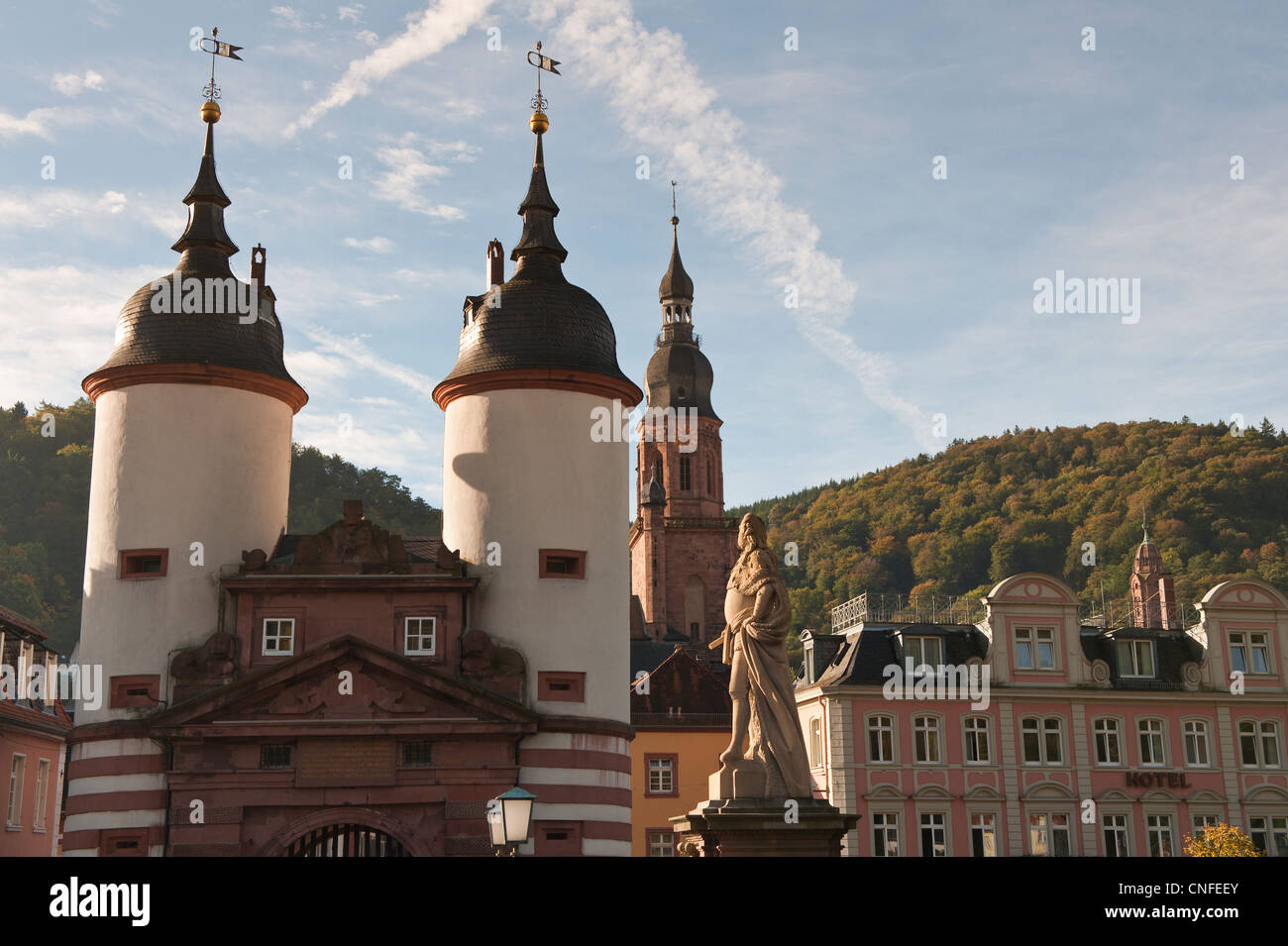 La Alte Brücke o "ponte vecchio" nella città vecchia di Heidelberg, Germania. Foto Stock