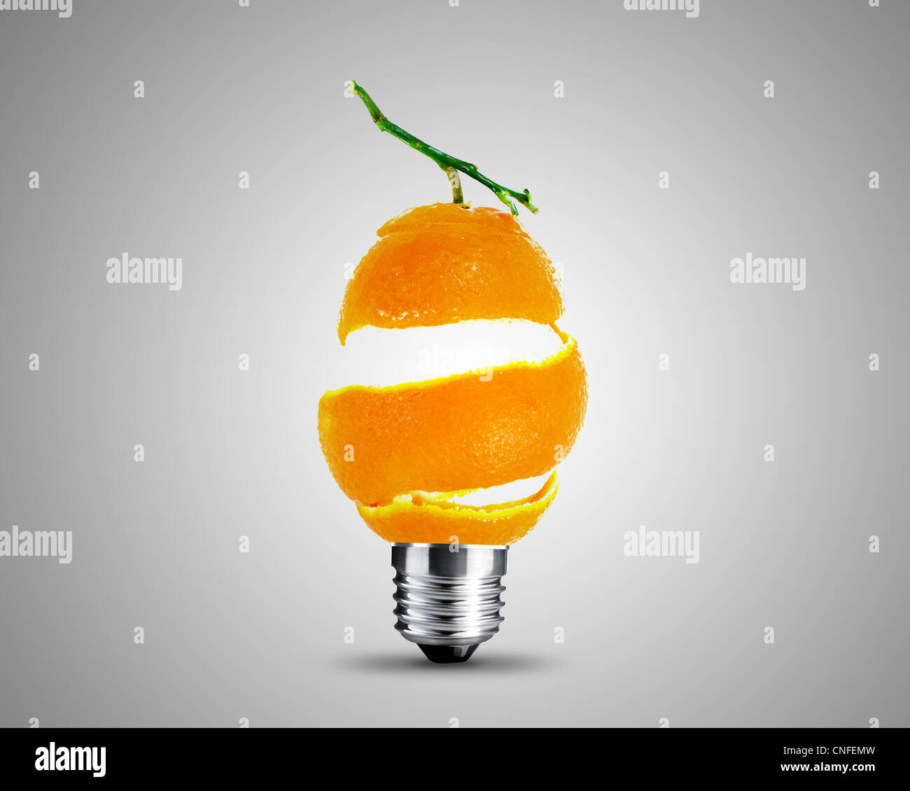 Lampadina della luce realizzati dalla buccia di arancia , lampadina luce di immagine concettuale. Foto Stock