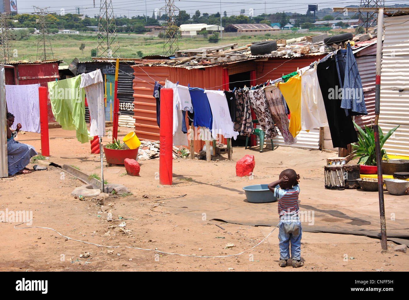 La madre e il bambino nella township, Soweto, Johannesburg, provincia di Gauteng, Repubblica del Sud Africa Foto Stock
