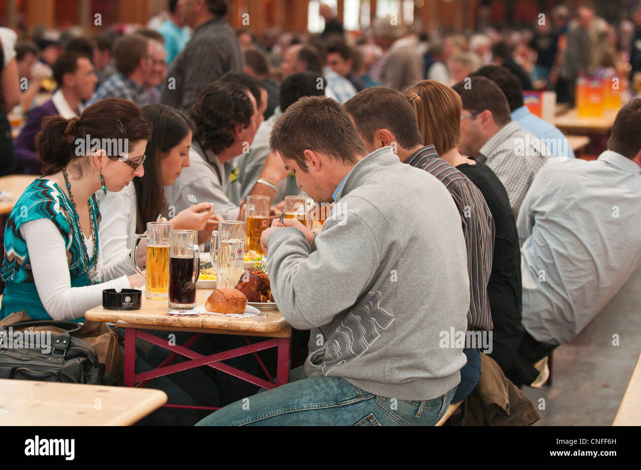 Beer Festival Hall a Stoccarda festa della birra, del Cannstatter Wasen, Stuttgart, Germania. Foto Stock