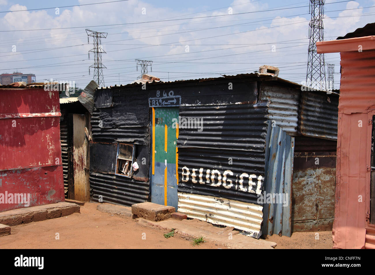 Ferro corrugato casa nella township, Soweto, Johannesburg, provincia di Gauteng, Repubblica del Sud Africa Foto Stock