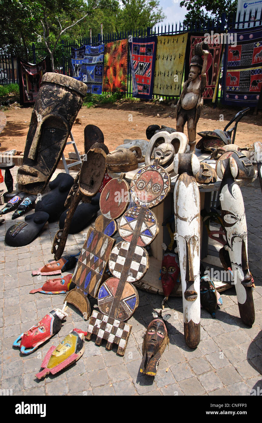 Sculture africane sulla bancarella di strada, Orlando West, Johannesburg, provincia di Gauteng, Repubblica del Sud Africa Foto Stock