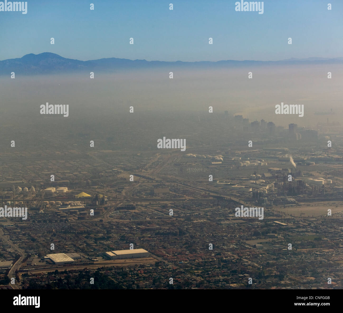 Fotografia aerea di porzioni di Long Beach visibile attraverso uno strato di inquinamento Foto Stock