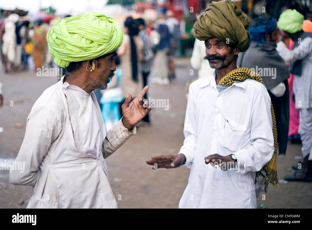 Due allevatori di cammelli talk durante il Pushkar Camel fair Foto Stock