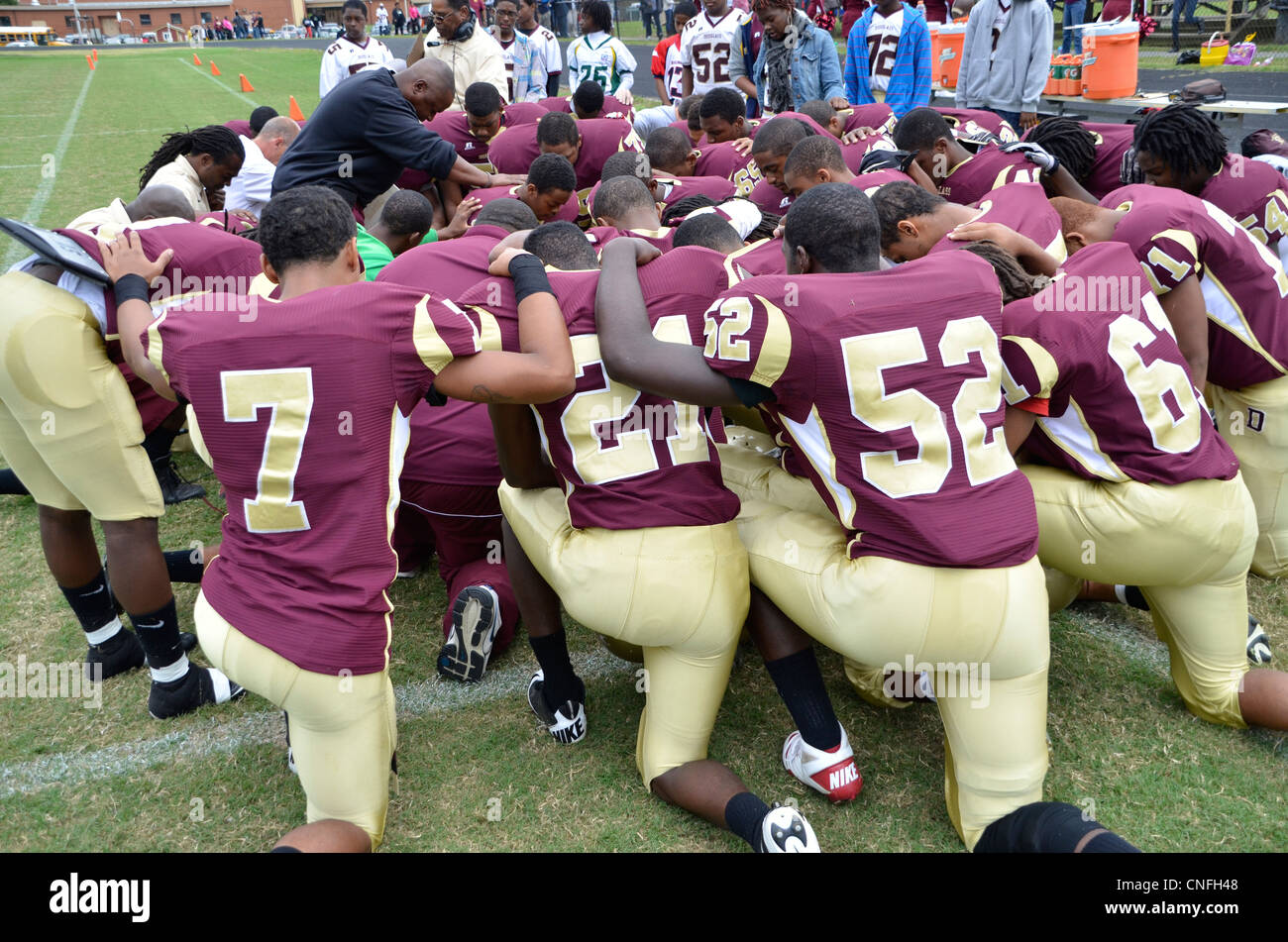 I giocatori di calcio pregare prima di una partita in sede piacevole,Maryland Foto Stock