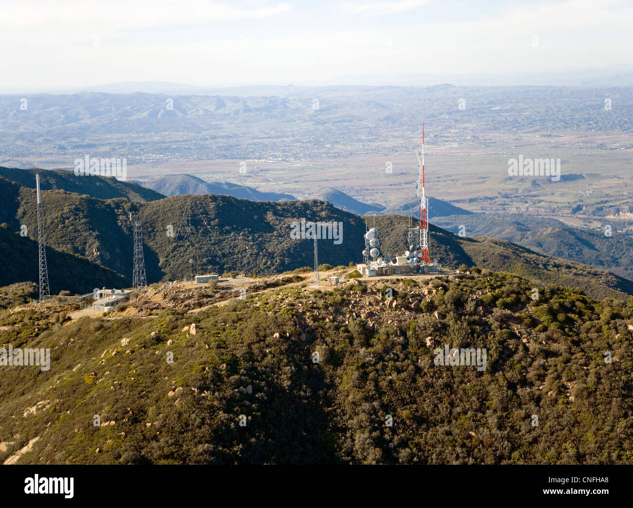 Fotografia aerea mountain top di telecomunicazioni cellulari installazione antenna costa centrale della California Foto Stock