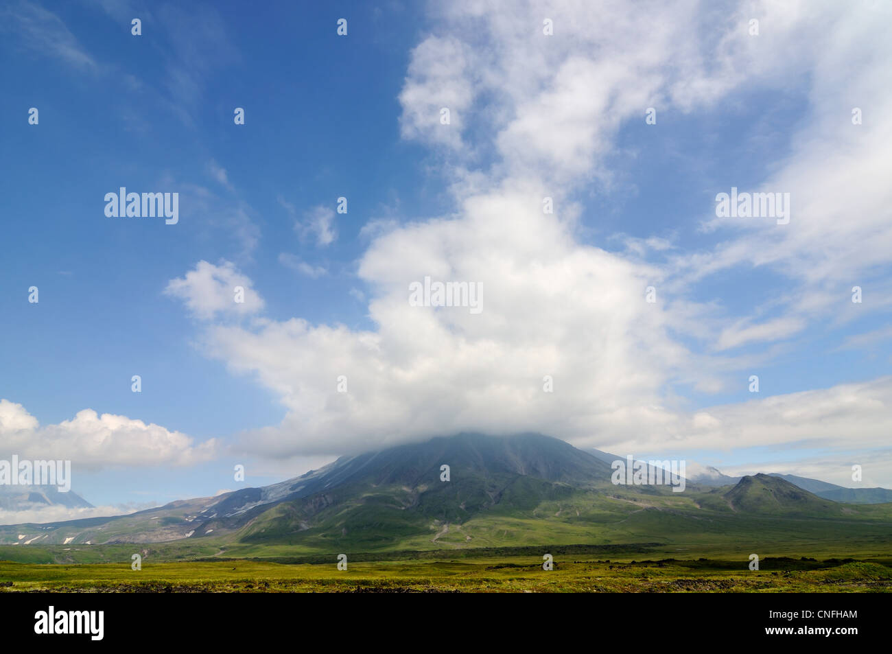 Vulcano Tolbachik nelle nuvole, penisola di Kamchatka, Russia Foto Stock