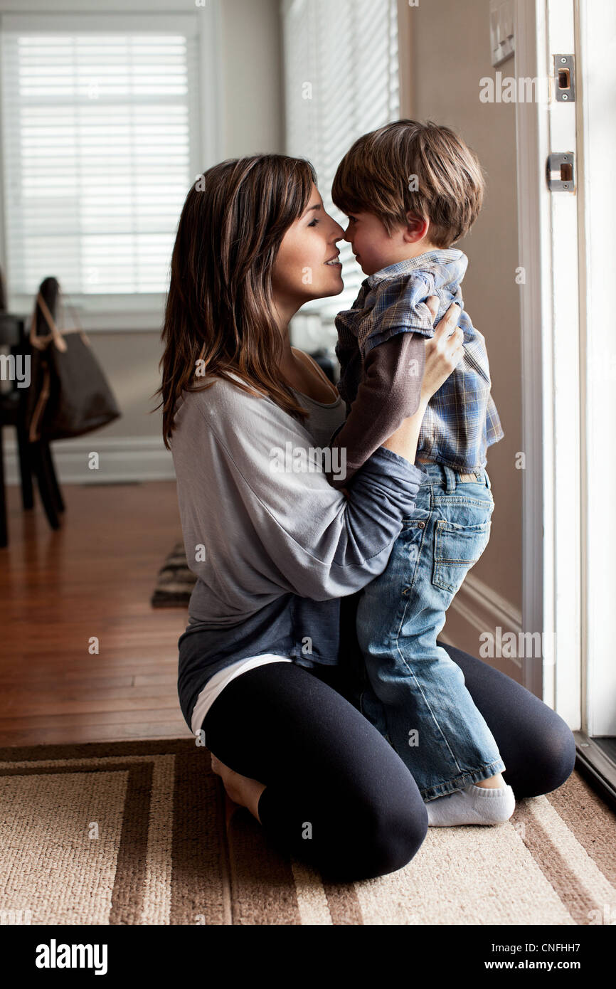 Madre e figlio giovane toccando nasi Foto Stock