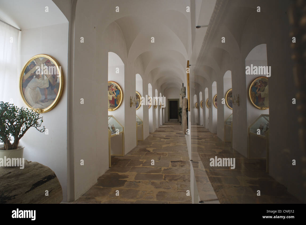Corridoio nella cattedrale di San Biagio in San Blasien con windows e disegni ovale si riflette in vetro Foto Stock