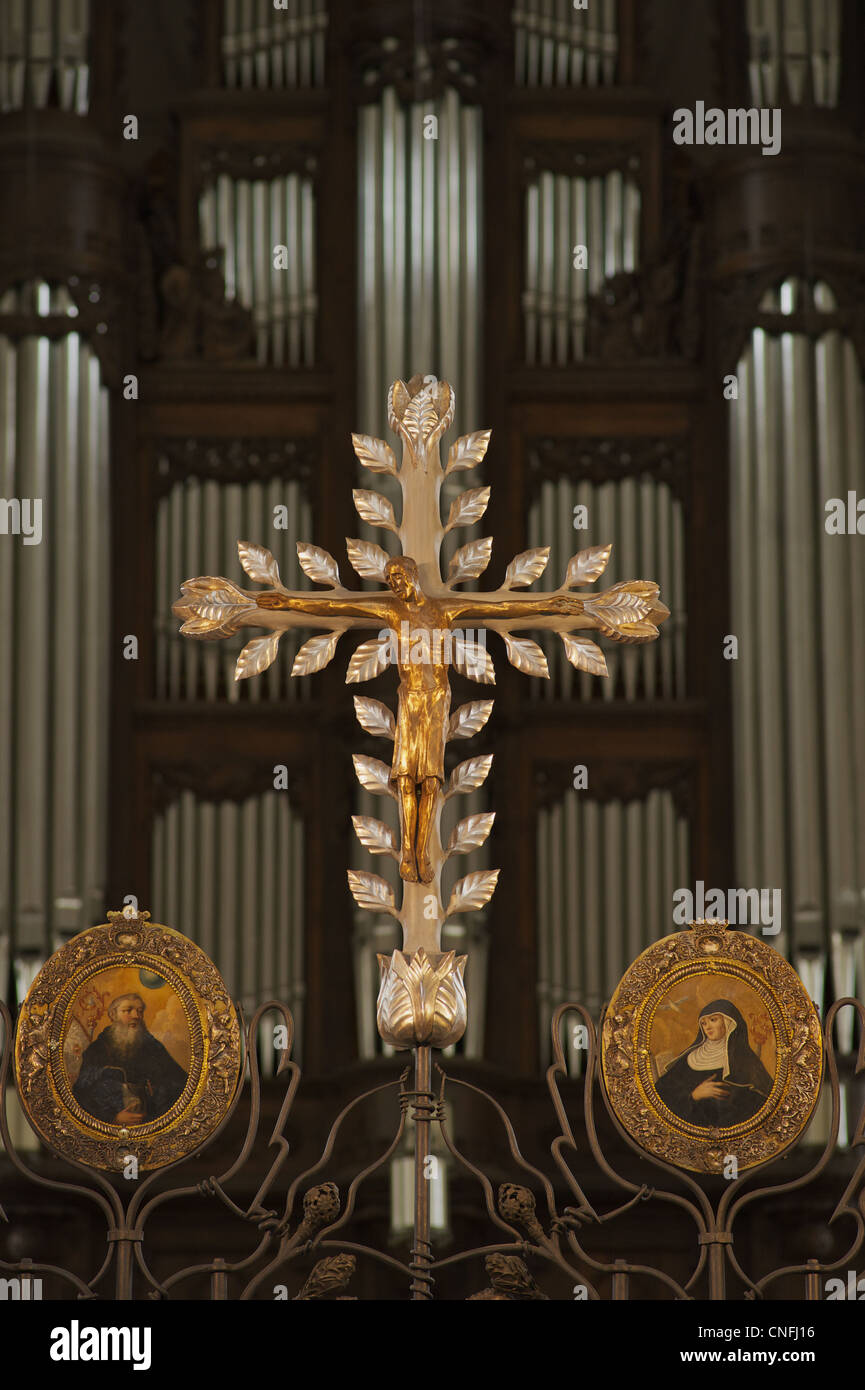 Primo piano della croce nella cattedrale di San Biagio in San Blasien. Croce contro i tubi dell'organo Foto Stock
