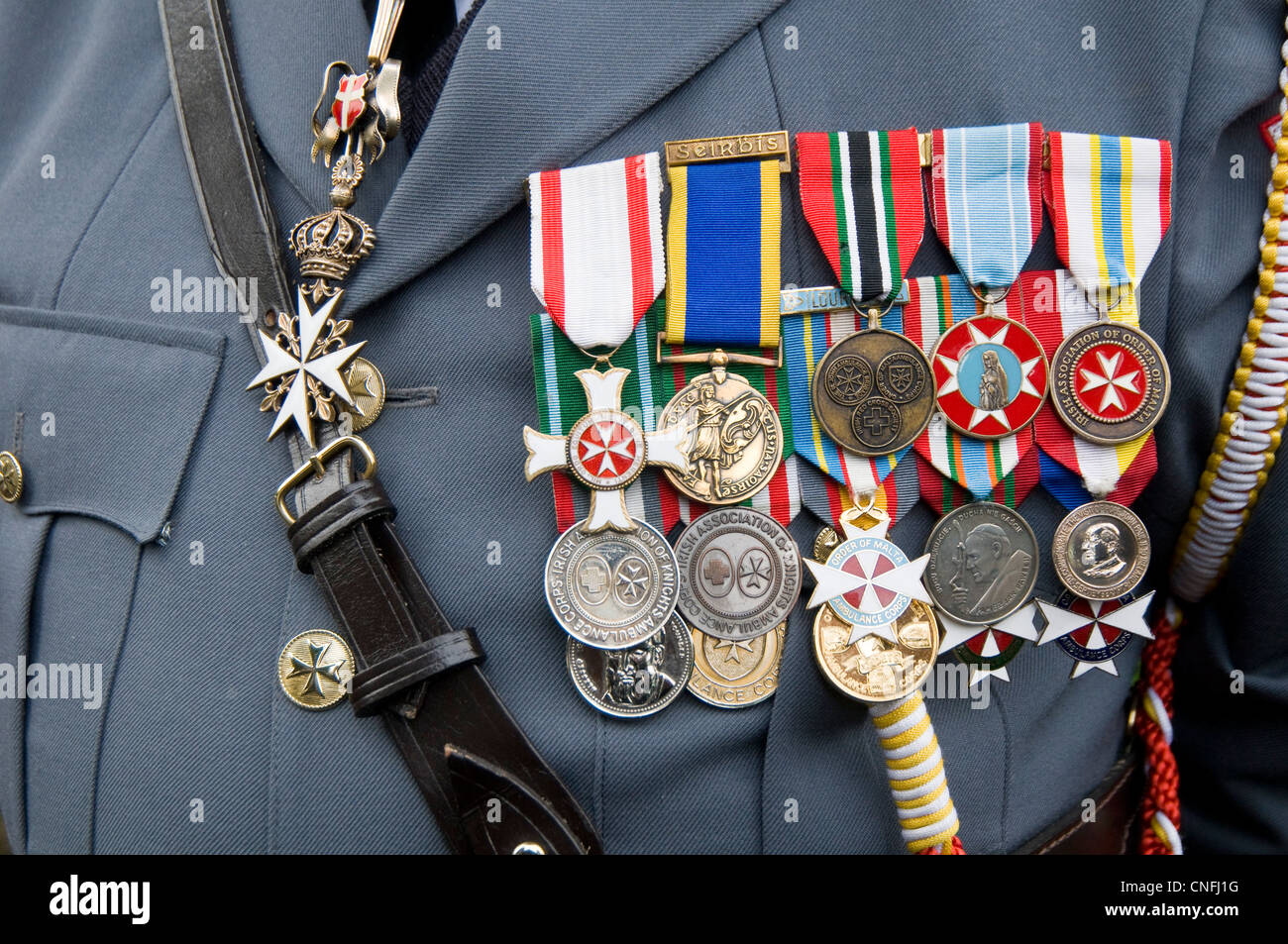 Medaglie su Ordine di Malta uniforme Foto stock - Alamy
