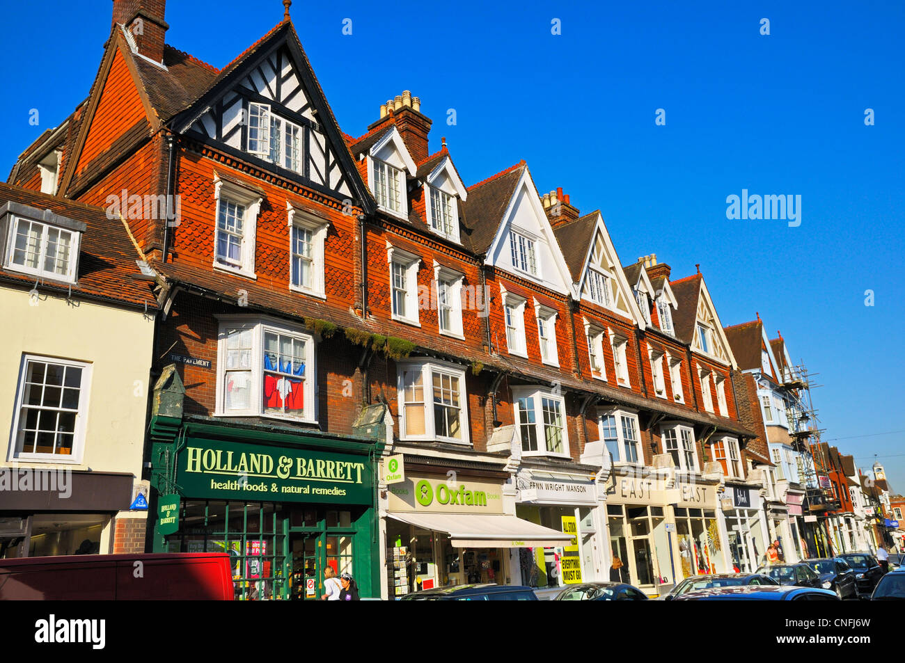 Negozi lungo Reigate High Street, Surrey, England, Regno Unito Foto Stock