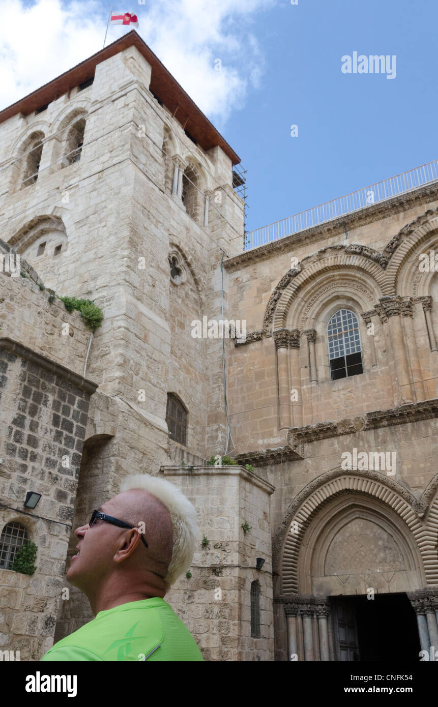 Pellegrino con taglio di capelli divertente. Santo Sepolcro. Gerusalemme la città vecchia. Israele. Foto Stock