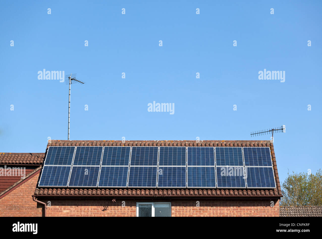 Pannelli solari fotovoltaici su una casa residenziale in Worcestershire, Regno Unito. Foto Stock