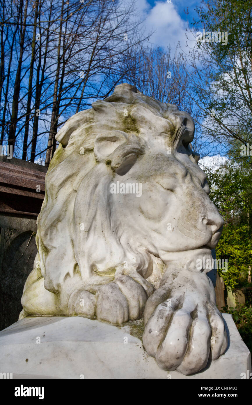 Lion statua sulla tomba di Frank Bostock (domatore di leoni). Abney Park Cemetery, Stoke Newington, Hackney, Londra, Inghilterra, Regno Unito Foto Stock