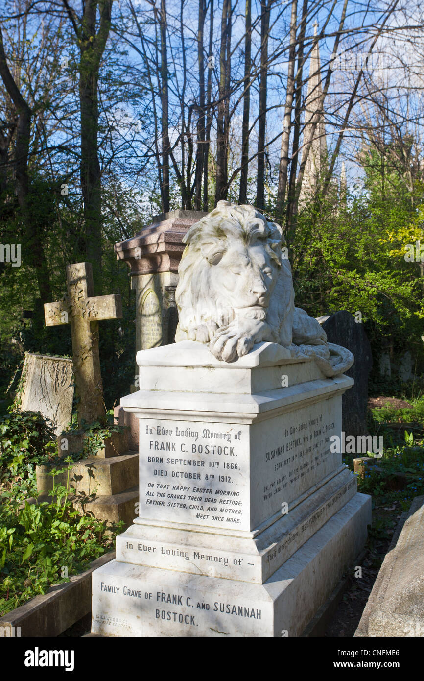 Lion statua sulla tomba di Frank Bostock (domatore di leoni). Abney Park Cemetery, Stoke Newington, Hackney, Londra, Inghilterra, Regno Unito Foto Stock