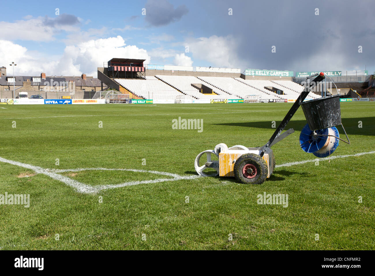 Pittura le linee del campo di calcio a Dalymount Park football Stadium di Dublino, Irlanda. Foto Stock