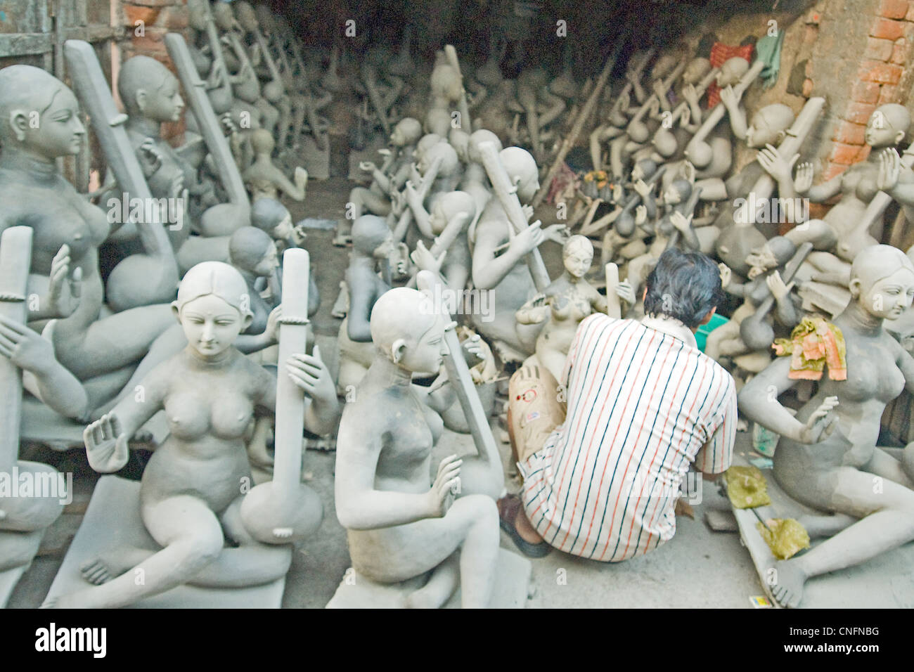 Scultore in lavoro Kumartuli potters trimestre, Calcutta . Foto Stock