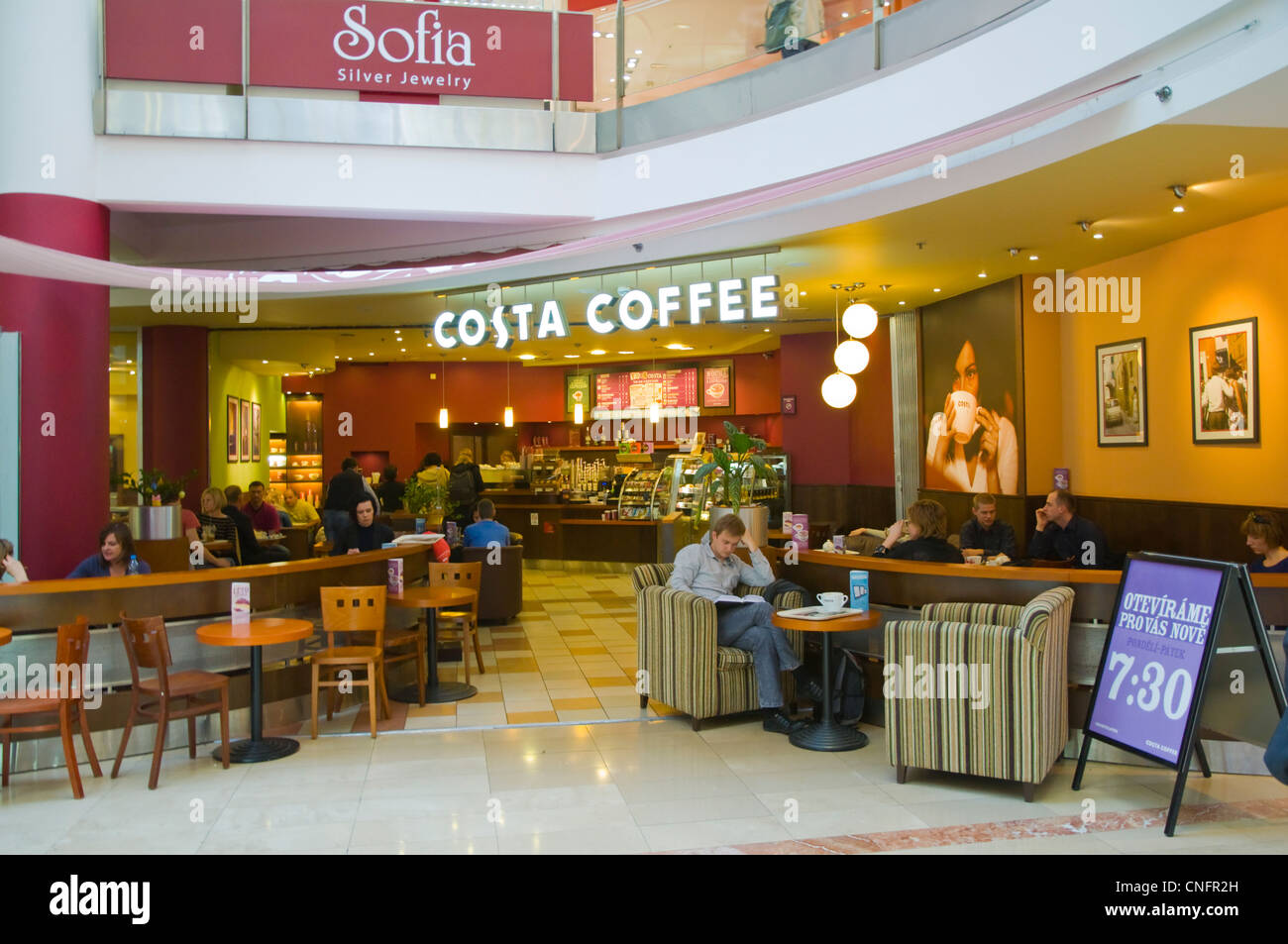 Costa Coffee cafe catena nel centro commerciale Flora Vinohrady di Praga Repubblica Ceca Europa Foto Stock