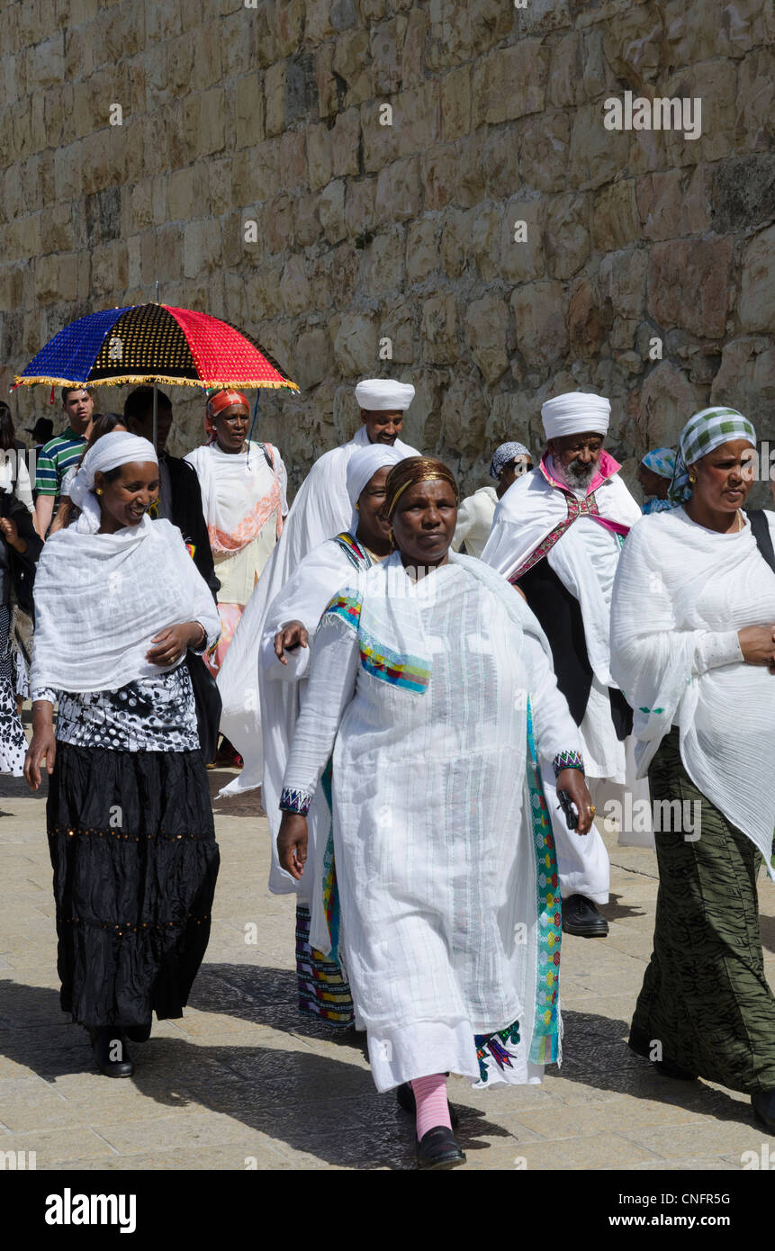 Gruppo di ebrei etiopi a piedi lungo le mura della città vecchia. Gerusalemme la città vecchia. Israele. Foto Stock