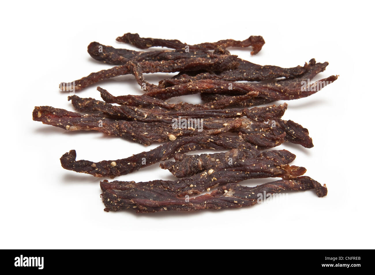 Strisce di Biltong, South African Beef Jerky isolato su un bianco di sfondo per studio. Foto Stock