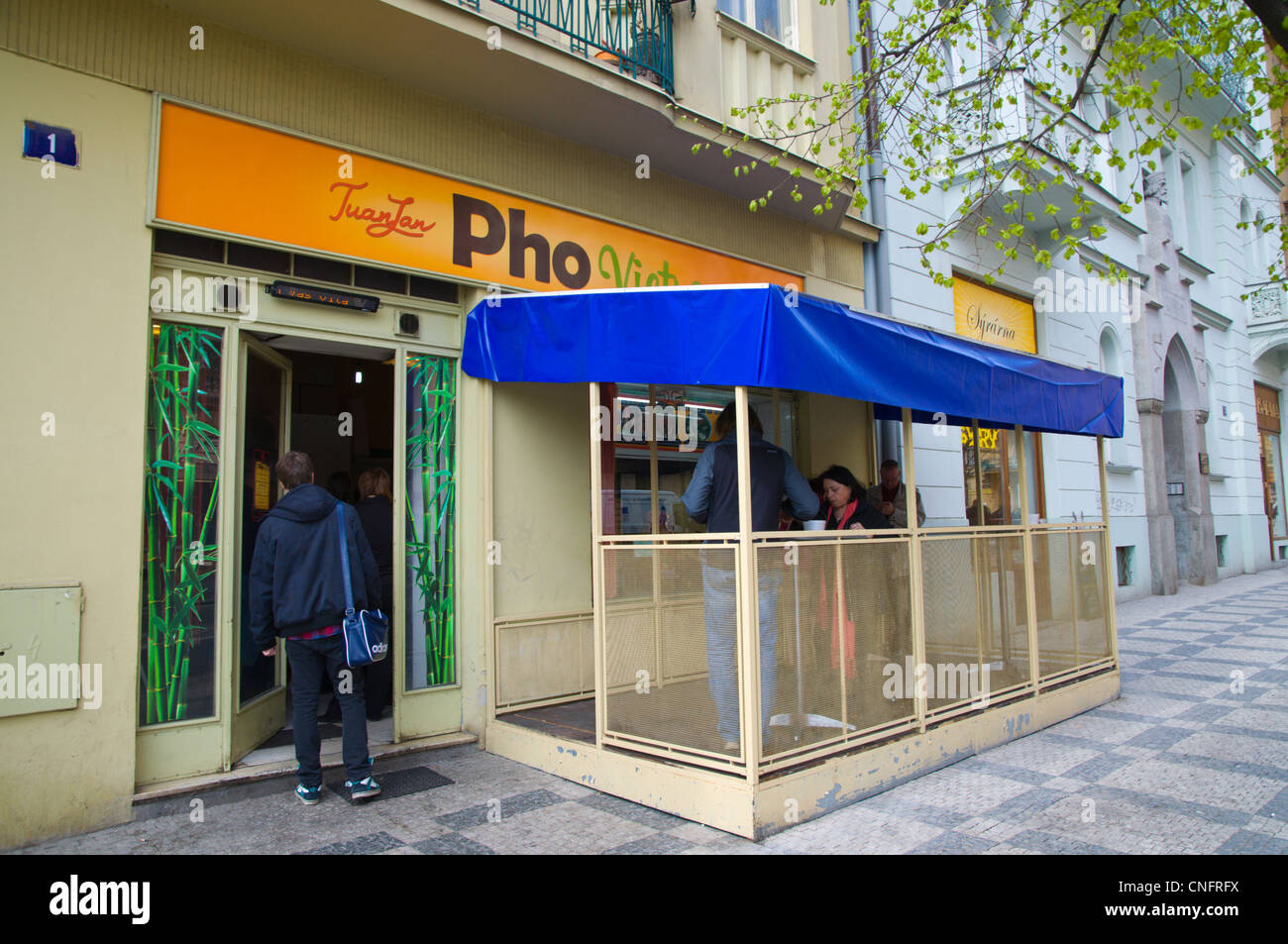 Pho Viet ristorante Vietnamita lungo Slavikova street quartiere di Vinohrady di Praga Repubblica Ceca Europa Foto Stock