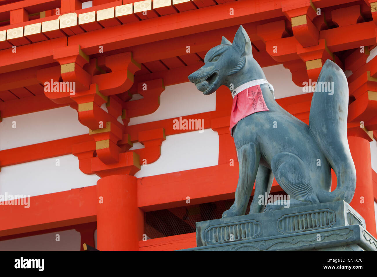 Fushimi Inari-Taisha sacrario scintoista, famoso per il tunnel di torii gates, in Inari a Kyoto, in Giappone. Foto Stock