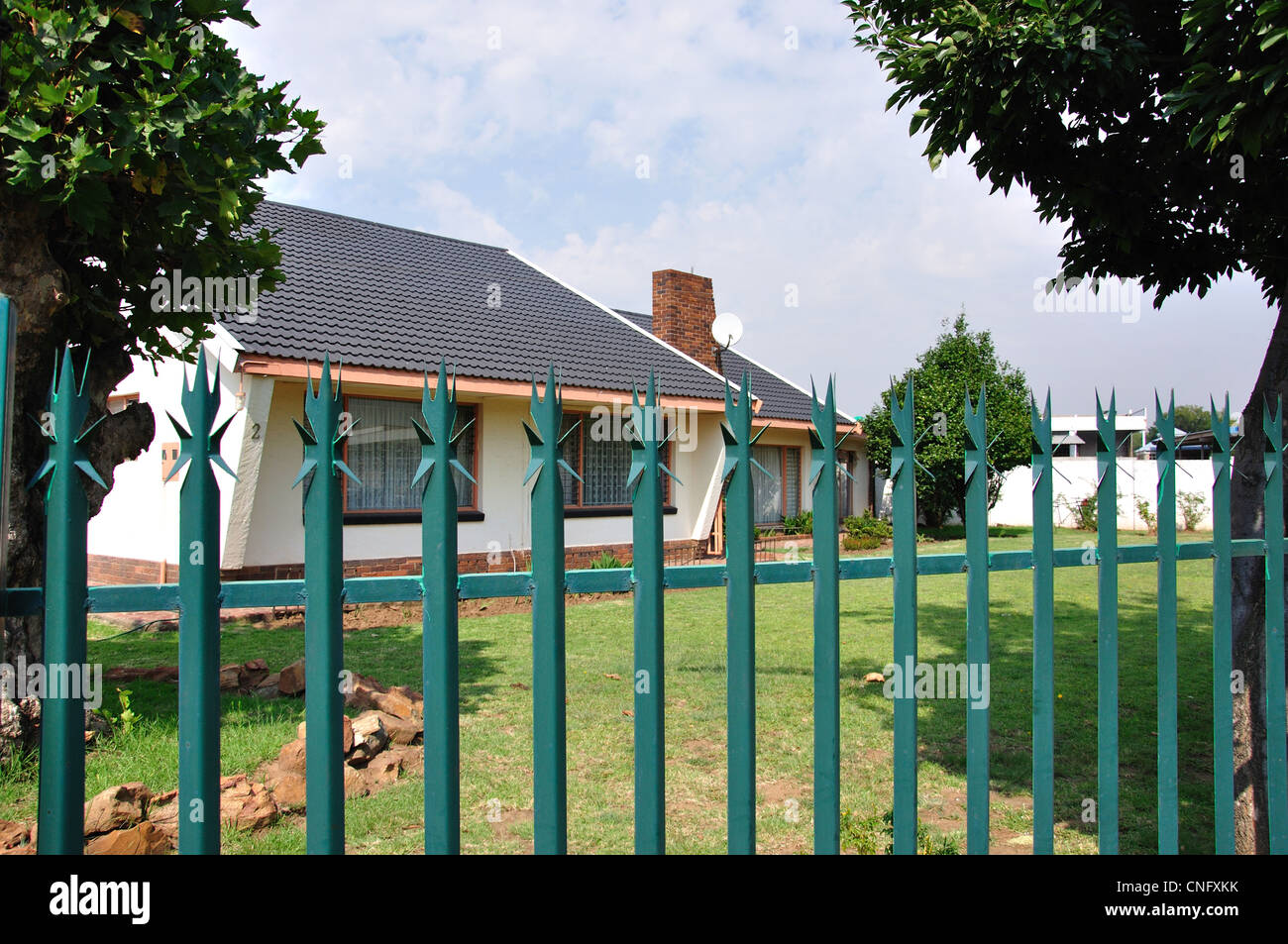 Recinzione di sicurezza intorno a casa suburbana, Selcourt, molle, East Rand, provincia di Gauteng, Repubblica del Sud Africa Foto Stock