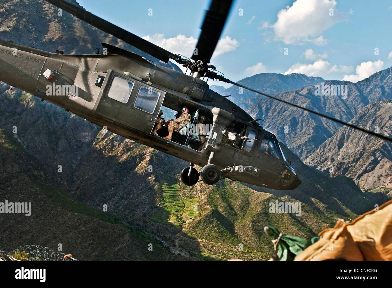 Un UH-60 Black Hawk elicottero decolla da montagna avamposto di combattimento Bari Alai Aprile 3, 2012 a nord-est di Jalalabad, Afghanistan Foto Stock