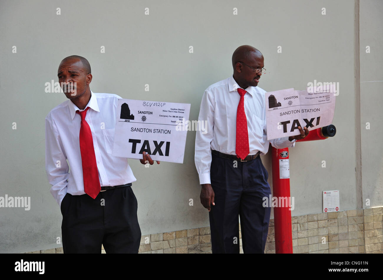 I conducenti di taxi con segni al di fuori della stazione Gautrain, Sandton Johannesburg, provincia di Gauteng, Repubblica del Sud Africa Foto Stock