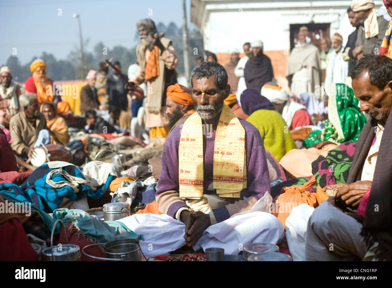 Devoto prega durante l'annuale festival Shivaratri a Pashupatinath, Kathmandu, Nepal Foto Stock