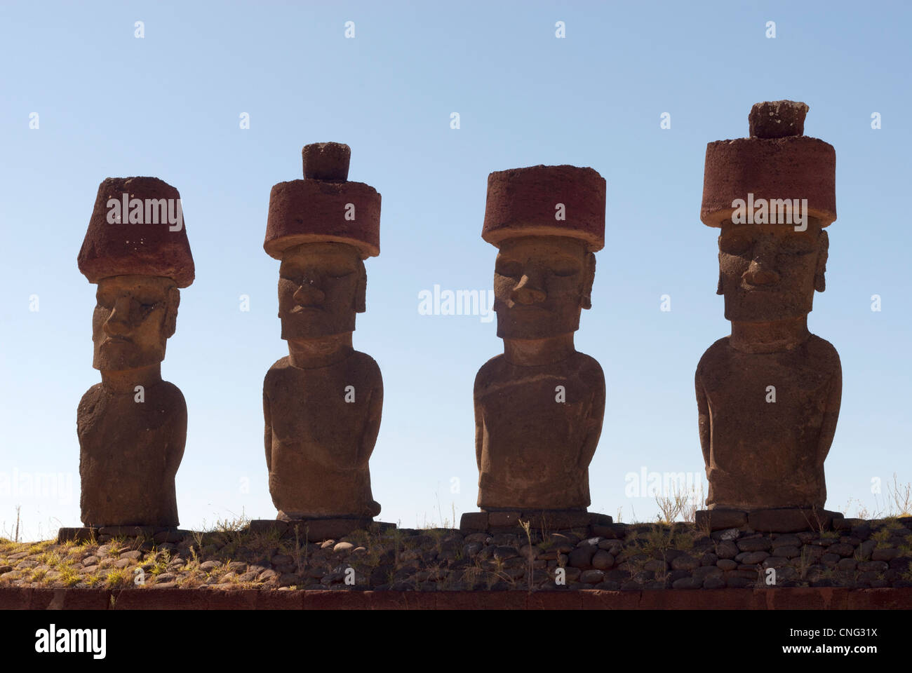 4 moai con hat Isola di Pasqua Foto Stock