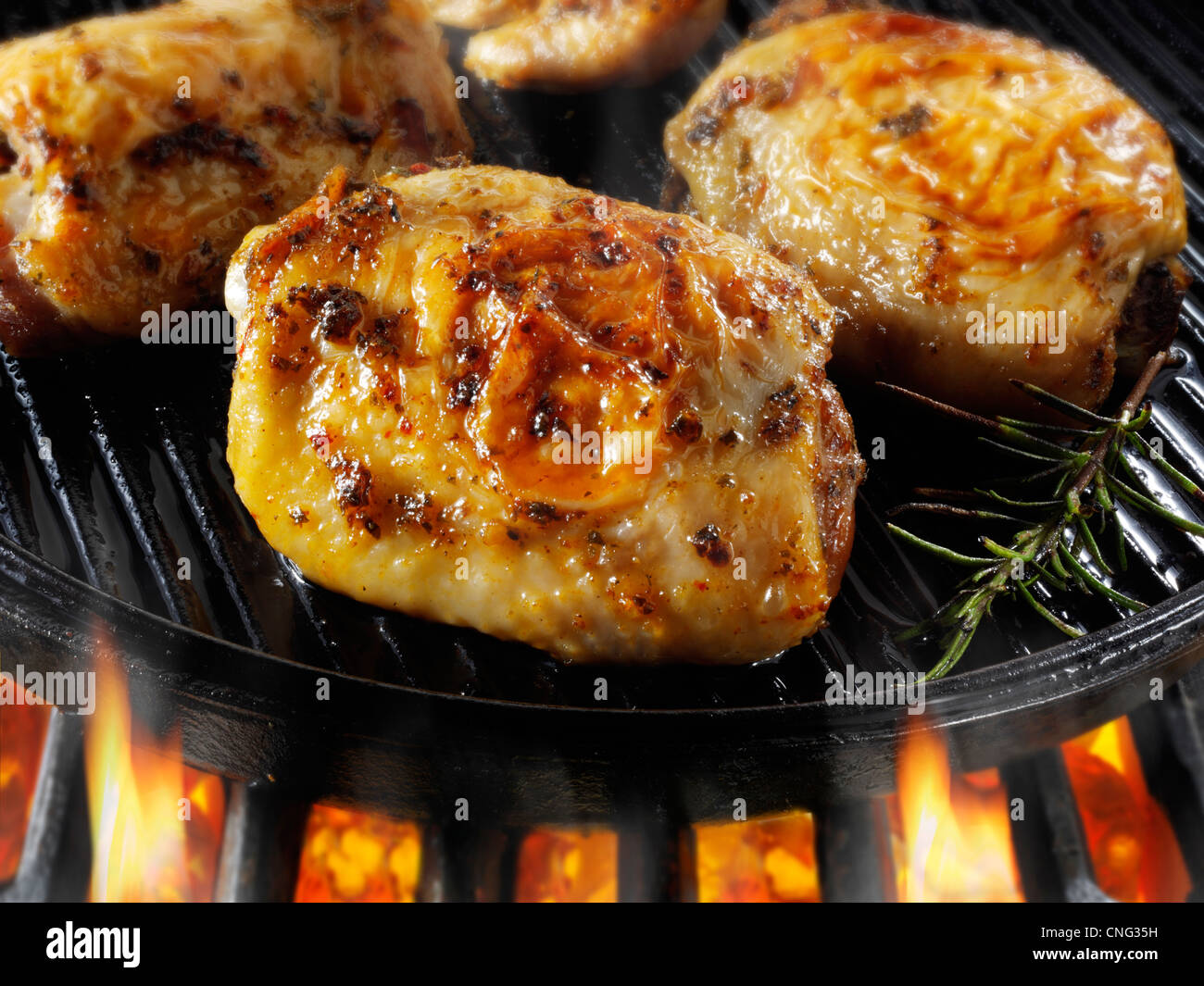 Cosce di pollo cottura su un barbecue. Cibo foto, foto e immagini. Foto Stock