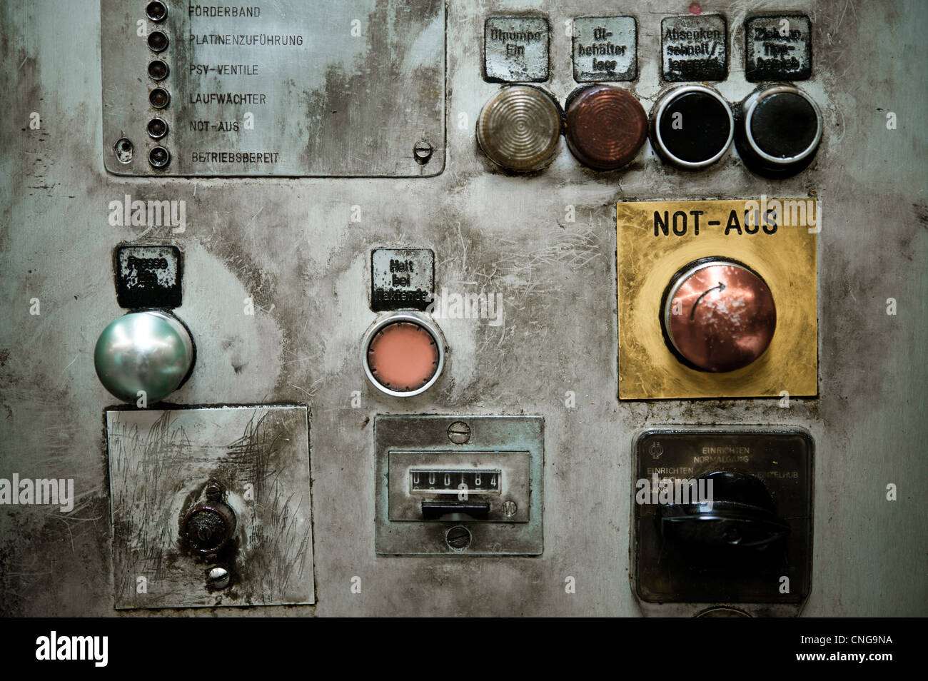 Una sporca pannello oleosa di una vecchia macchina in una fabbrica con  coppia di pulsanti e manopole Foto stock - Alamy