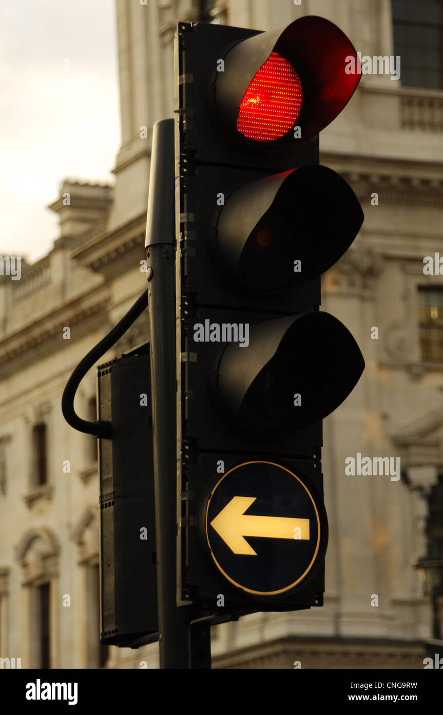 Regno Unito. In Inghilterra. Londra. Luce rossa per i veicoli che girare a sinistra. Foto Stock