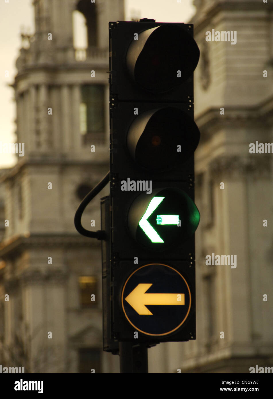 Regno Unito. In Inghilterra. Londra. Luce verde per i veicoli che girare a sinistra. Foto Stock