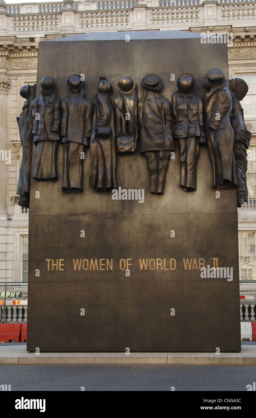 Regno Unito. In Inghilterra. Londra. Un Monumento per le donne della II Guerra Mondiale da John W. Mills (b.1933), 2005. Whitehall. Foto Stock