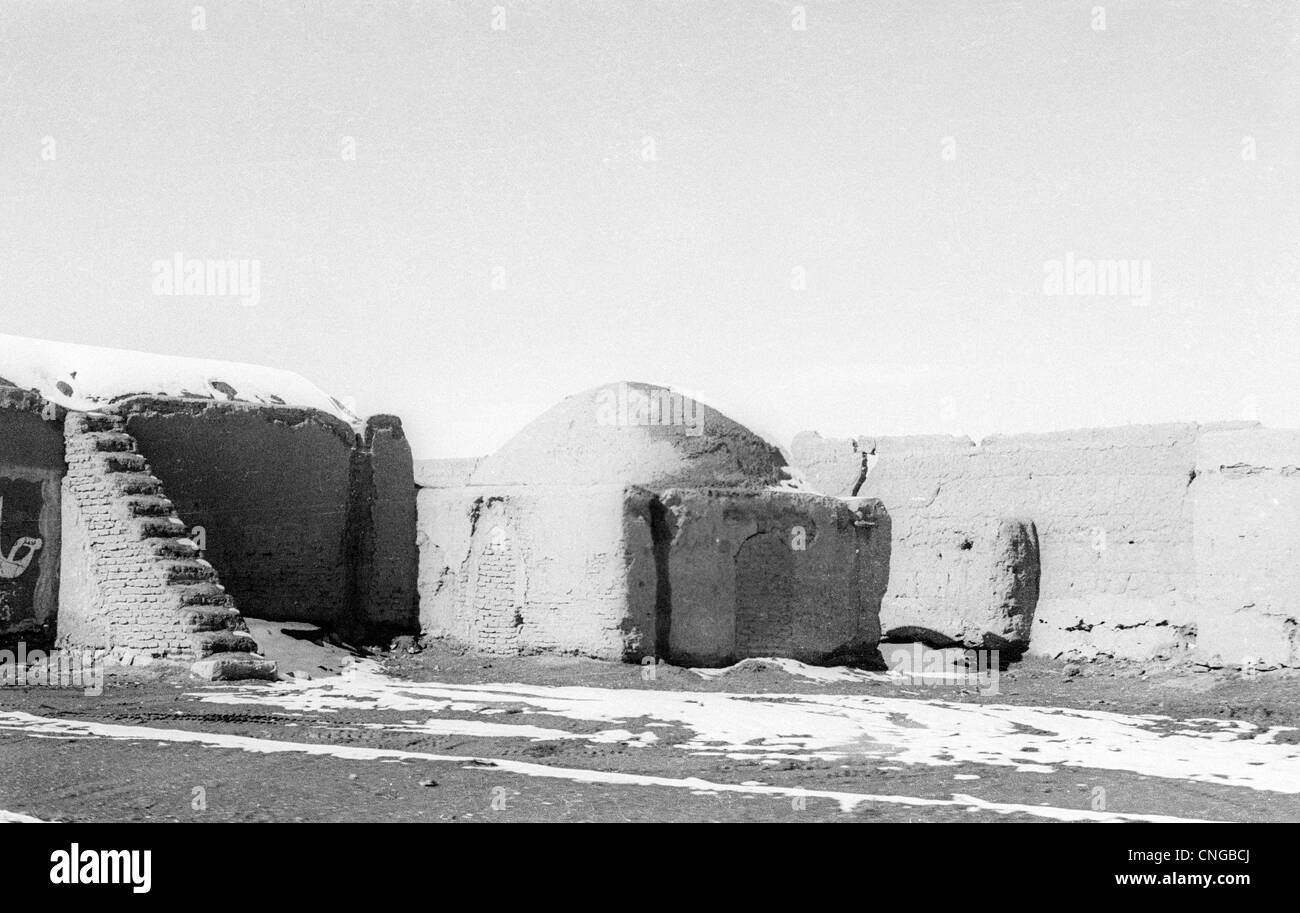 IRAN, ARAK: fango villaggio di case in alto altopiano deserto vicino a Arak, Iran. Bianco e nero foto di archivio, 1977 Foto Stock