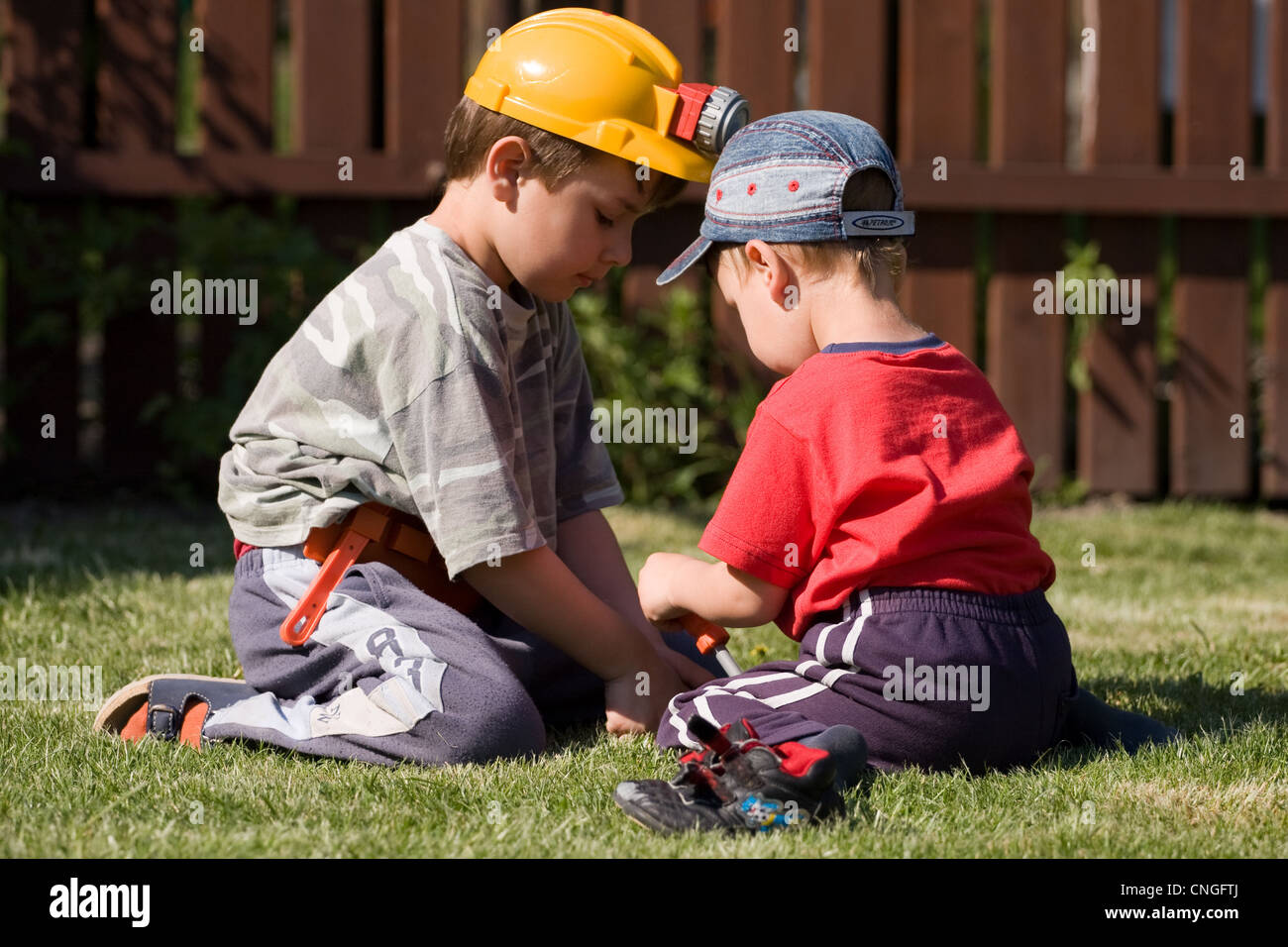 Due ragazzi giocare Foto Stock